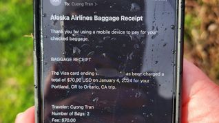 El celular que cayó desdde el vuelo de Alaskan Airlines. 