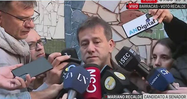 Recalde dialogó con los medios al salir del cuarto de votación. Recalde dialogó con los medios al salir del cuarto de votación.