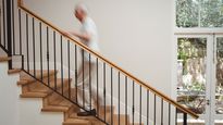Una forma de mejorar las escaleras es agregar pequeñas decoraciones en los escalones.