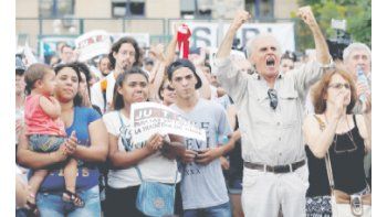 Los familiares de las víctimas  colmaron la sala de audiencia y las puertas de los tribunales de Comodoro Py. Allí, se mostraron conformes con el fallo. “Se hizo justicia”, sostuvieron.