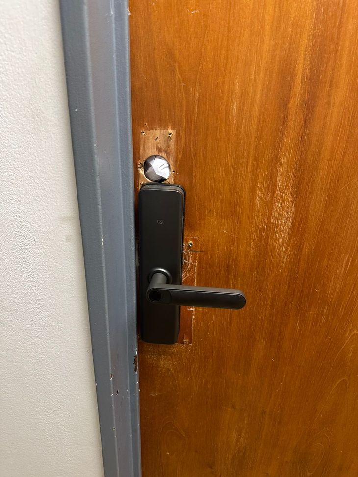 Menem mandó a colocar cerraduras digitales para evitar usurpaciones. Menem mandó a colocar cerraduras digitales para evitar usurpaciones.