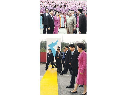 El presidentesurcoreano, RohMoo-hyun cruzó,acompañado desu esposa, elparalelo 38rumbo al Norte,frontera volátilcustodiada pormedio millón desoldados(abajo).Luego fuerecibido enPyongyang porel dictadorcomunista KimJong-il (arriba).
