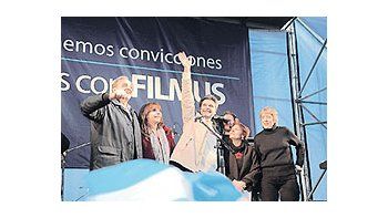 ámbito.com | Daniel Filmus, Carlos Heller, Teresa Parodi, Marcela Morello y Adriana Varela,ayer, en un acto de campaña en Parque Lezama, con show musical.
