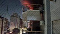 una pareja tuvo que escapar por el balcon en medio de un incendio