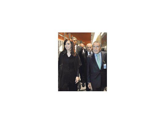 Cristina de Kirchner, ayer, durante la inauguración de la terminal B del aeropuerto de Ezeiza junto a Eduardo Eurnekian, donde halagó el desempeño de los funcionarios de La Cámpora en Aerolíneas Argentinas.