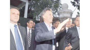 La salida de Mauricio Macri de Olivos fue tumultuosa. Tanto que debió  cambiar de puerta para poder circular con destino a la Capital. Eso impidió que pudiera hablar, porque no habilitaron la sala de conferencias.