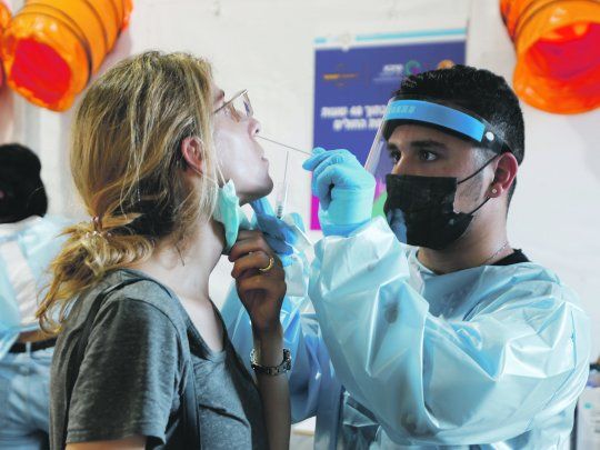 Peligro. La diseminación de la variante delta del nuevo coronavirus está provocando una disparada de contagios sin precedentes desde marzo en Israel. La misma situación comienza a percibirse en Europa, lo que pone en cuestión las estrategias de desconfinamiento aplicadas.