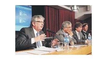 ámbito.com | Los ministros Juan Pablo Schiavi, Julio De Vido y Hernán Lorenzino acompañaron a Amado Boudou en la conferencia de prensa en la que hubo denuncias contra empresas petroleras.