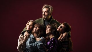 “Amanece de noche” está protagonizada por Mechi Bove, Sheila Saslavsky, Sonia Aleman, Julieta Presutto y Rolo Sosiuk. “Amanece de noche” está protagonizada por Mechi Bove, Sheila Saslavsky, Sonia Aleman, Julieta Presutto y Rolo Sosiuk.