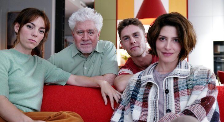 Pedro Almodóvar regresa a la pantalla grande con una tragicomedia navideña sobre una mujer que es abandonada durante las fiestas.