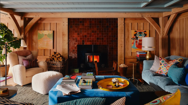 Esta tendencia combina calidez, texturas y estilos más expresivos.