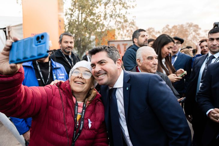 El gobernador sanjuanino Marcelo Orrego, a pura selfie. El gobernador sanjuanino Marcelo Orrego, a pura selfie.