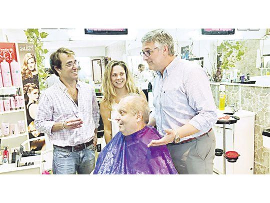 San Fernando. El radical Hernán Lombardi encabezó el timbreo de Cambiemos en San Fernando y aprovechó para cortarse el pelo.