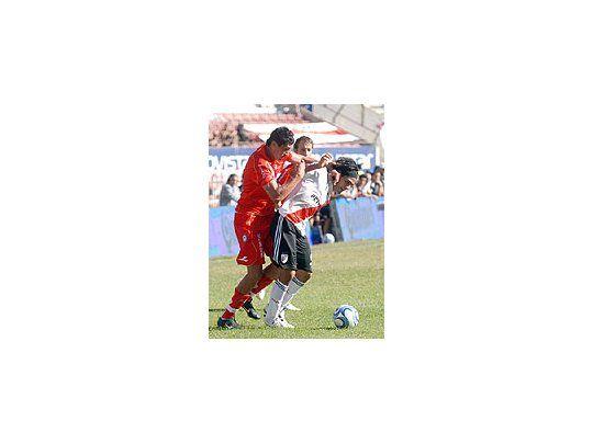 El delantero de River Plate, Radamel Falcao Garcia, enfrenta la marca de un jugador de Argentinos Jrs. durante el encuentro correspondiente a la 16º fecha del Torneo Apertura 2008.