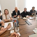 El gobernador Ignacio Torres en reunión de trabajo, junto a Jennifer Contardi, de 30 años, la nueva Secretaría de Coordinación de Gabinete. El gobernador Ignacio Torres en reunión de trabajo, junto a Jennifer Contardi, de 30 años, la nueva Secretaría de Coordinación de Gabinete.