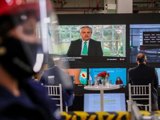 El presidente Alberto Fernández participó por videoconferencia de la inauguración de una nueva línea de producción de Grupo Newsan.
