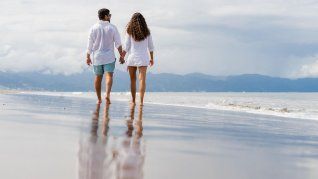 Ideas para hacer en la playa con tu pareja este verano. Ideas para hacer en la playa con tu pareja este verano.