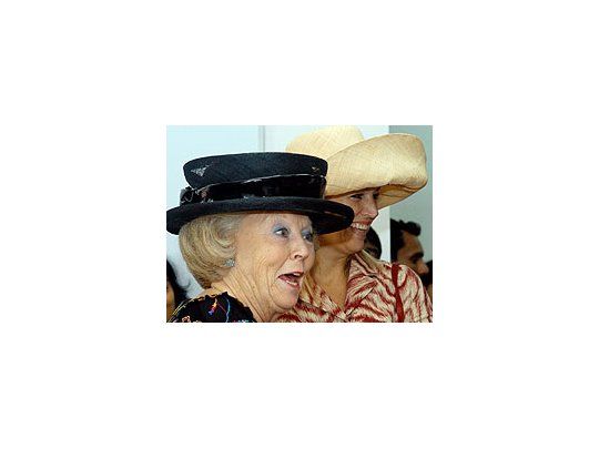 La Reina Beatriz arribó al país para recibir el nuevo años en familia