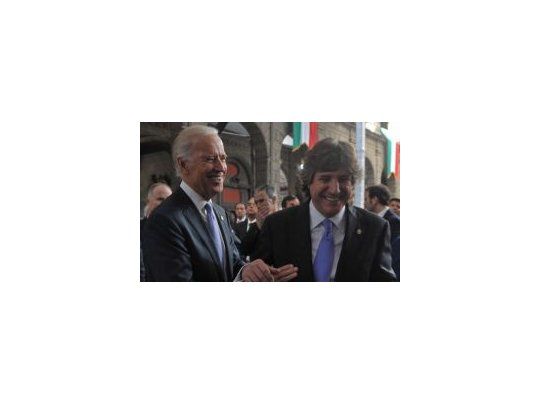 El vicepresidente Amado Boudou saluda a su par de Estados Unidos, Joe Biden, durante la investiduara de Enriqeu Peña Nieto.