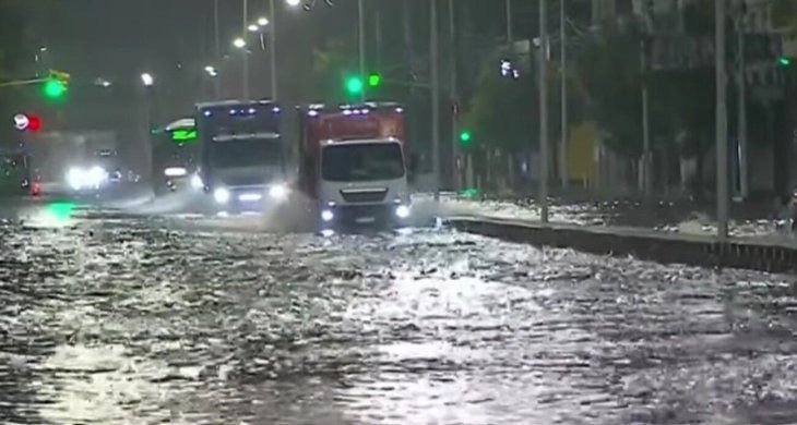 La Avenida Hipólito Irigoyen, tapada por el agua en ambos sentidos, en Avellaneda. La Avenida Hipólito Irigoyen, tapada por el agua en ambos sentidos, en Avellaneda.