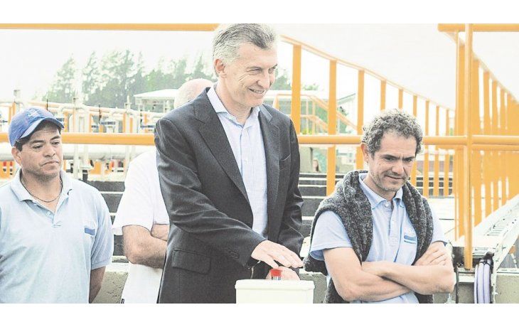 Cintas. Mauricio Macri inauguró ayer obras en Marcos Paz mientras Cristina de Kirchner ingresaba en los tribunales de Comodoro Py para declarar.