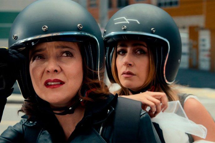 Netflix lanza una serie colombiana donde una mujer desafía las normas con dos matrimonios paralelos y una vida llena de enredos y sorpresas. Netflix lanza una serie colombiana donde una mujer desafía las normas con dos matrimonios paralelos y una vida llena de enredos y sorpresas.