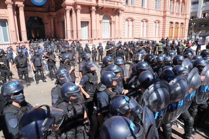 Maradona Policía Casa Rosada.jpeg