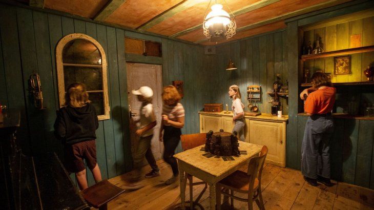 The teams are usually 4 or more people who must escape in 60 minutes or lose the game. escape room.