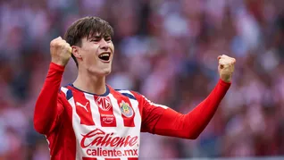 La Hormiga Armando González paso de gritar los goles de otros jugadores de Chivas en las gradas a gritar los suyos dentro del campo de juego.