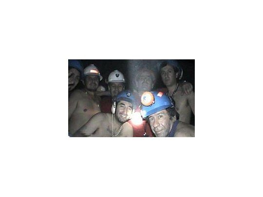 Los 33 mineros que permanecen atrapados comenzaran a recibir entrenamiento comunicacional