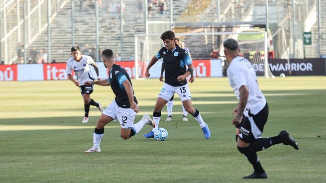 Racing goeló a Colo Colo en Chile.