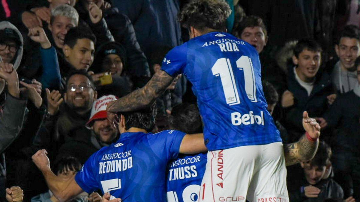 Argentinos Juniors climbed to the podium of the Professional League