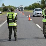 En el Plan Verano se reforzarán los controles en rutas nacionales y provinciales, accesos a ciudades, puntos turísticos estratégicos, terminales de ómnibus, puertos y aeropuertos. En el Plan Verano se reforzarán los controles en rutas nacionales y provinciales, accesos a ciudades, puntos turísticos estratégicos, terminales de ómnibus, puertos y aeropuertos.