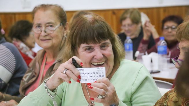 Jubilada participando del bingo de Buenos Aires Activa.