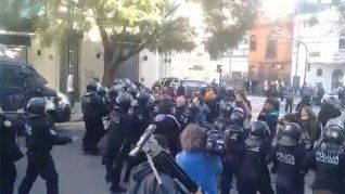 Represión y seis detenidos: la Policía de la Ciudad desalojó a mujeres de una casa de Almagro