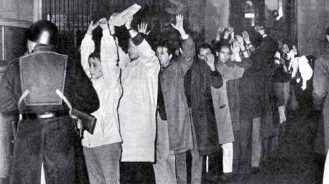 Imágenes de la fatídica noche de los bastones largos, uno de los hechos represivos más graves de las fuerzas de seguridad.
