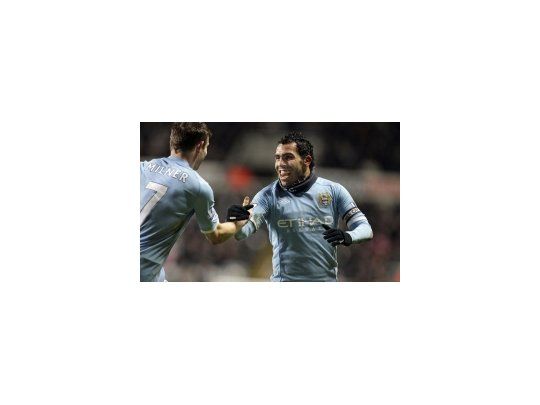 Tevez festeja uno de sus dos goles.