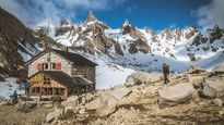Dormir una noche en un refugio de altura en Bariloche, puede ser una experiencia inigualable.