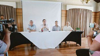 Corrientes. Gustavo Valdes, gobernador anfitrión, junto a sus colegas radicales Gerardo Morales, Alfredo Cornejo y el vice bonaerense, Daniel Salvador. El radicalismo cerró filas detrás del Presidente de cara a la campaña.