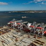 El conflicto salarial reaviva la tensión en el Puerto de Montevideo, uno de los principales puntos logísticos del país. El conflicto salarial reaviva la tensión en el Puerto de Montevideo, uno de los principales puntos logísticos del país.