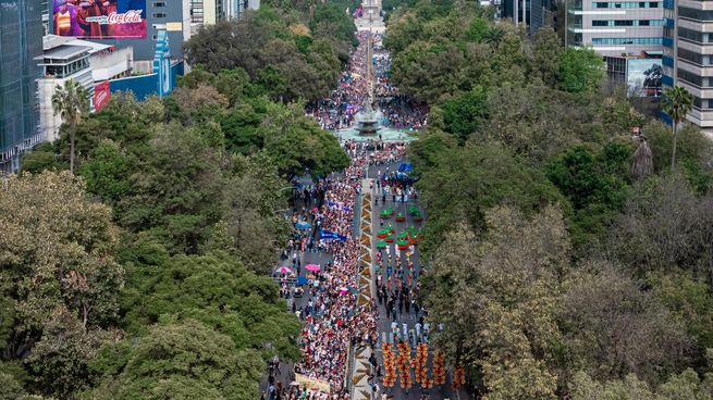 Cientos de personas recorrieron la capital por el Día de Muertos.
