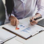 Las mujeres no piden un lugar en la mesa: están construyendo la nueva economía. Las mujeres no piden un lugar en la mesa: están construyendo la nueva economía.