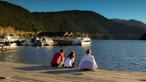 San Martín de Los Andes, rodeado de lagos y montañas, combina aventura, cultura y relax, consolidándose como epicentro del turismo patagónico.
