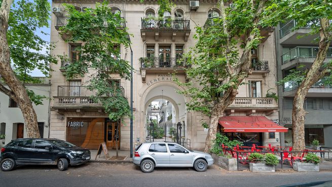 Frente histórico. La arquitectura ecléctica del Pasaje General Paz, con puentes, galerías y patios, conserva la identidad original del conjunto construido en 1925.