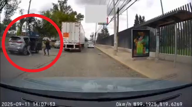 El momento del asalto a la camioneta en la México-Querétaro.