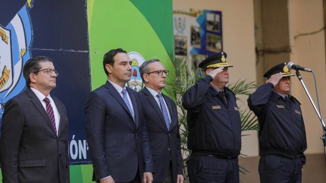 El gobernador de Corrientes, Gustavo Valdés, (segundo desde la izquierda) toma juramento a la nueva cúpula policial de la provincia.