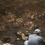La excavación, ubicada en el distrito de Natá, revela prácticas funerarias y jerarquías sociales de las culturas que habitaron el istmo entre los siglos VIII y XI. La excavación, ubicada en el distrito de Natá, revela prácticas funerarias y jerarquías sociales de las culturas que habitaron el istmo entre los siglos VIII y XI.