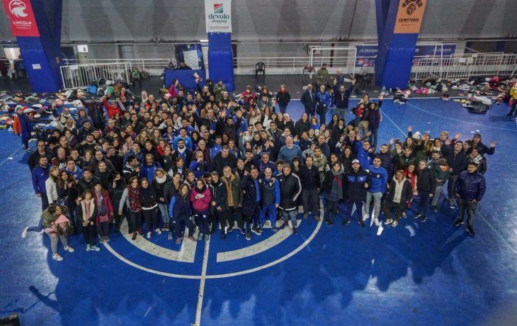 Vélez juntó abrigos y comida para las personas en situación de calle.