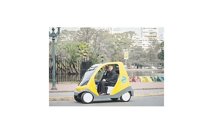 ámbito.com | El jefe de Gobierno electo, Horacio Rodríguez Larreta, ayer, al realizar una prueba con los primeros prototipos de autos eléctricos autocomandados fabricados en el país. Estuvo acompañado por el subsecretario de Transporte, Guillermo Dietrich.