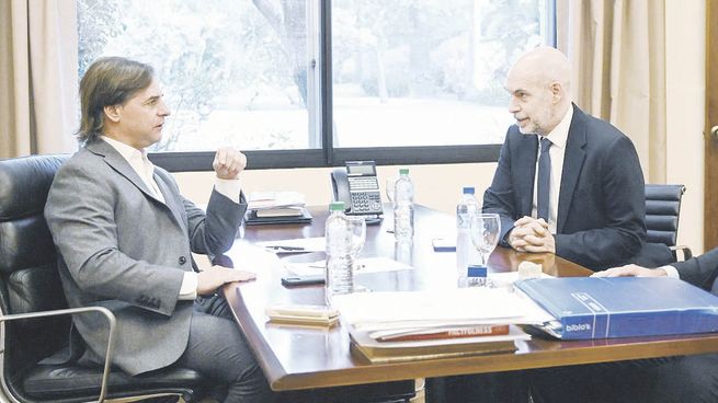 encuentro. Luis Lacalle Pou recibió a Horacio Rodríguez Larreta, ayer en la Residencia Presidencial de Suárez y Reyes, en Montevideo, Uruguay.
